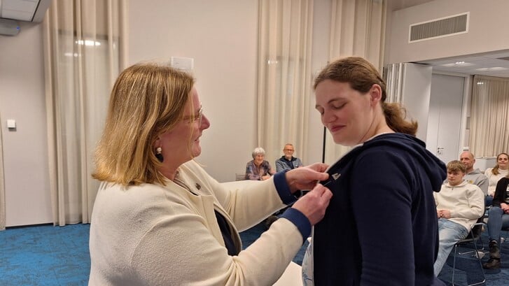 Wilma Plaizier-Omon (30 jaar) ontving een Zilveren Hefje voor het kampioenschap bij het NK Scherpschieten (tekst en foto: Annette van den Berg)