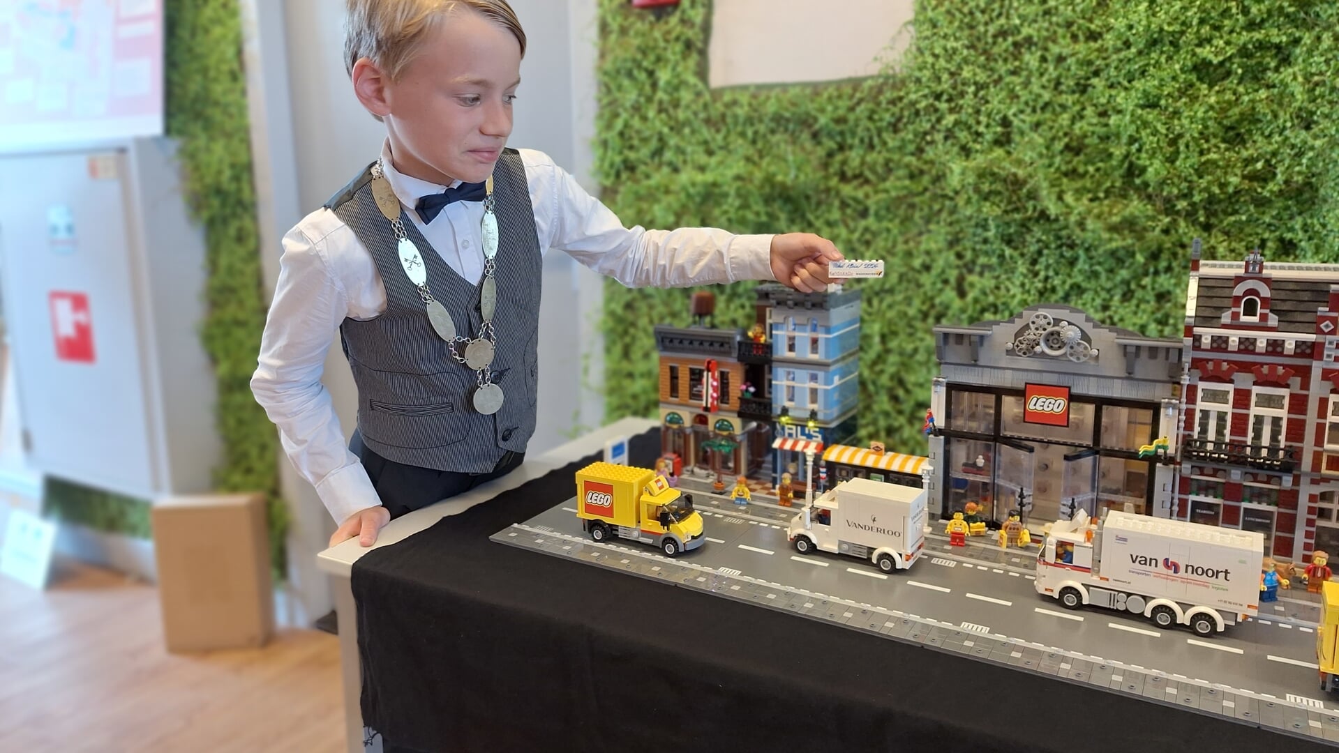 In oktober vorig jaar legde kinderburgemeester Mathijs Verbaas het eerste lego steentje van de miniatuurversie van Waddinxveen. (archieffoto HvH)