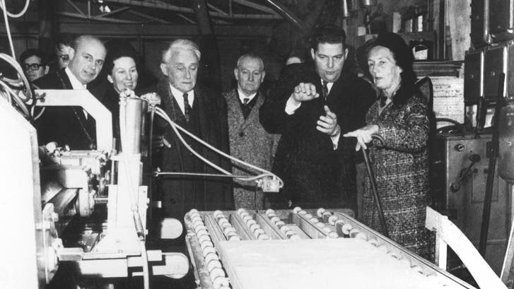 Arie Dekker (tweede van rechts) geeft uitleg bij een bezoek van de commissaris van de koningin aan zijn fabriek; links burgemeester Van ’t Verlaat. (foto: Dekker Zevenhuizen)