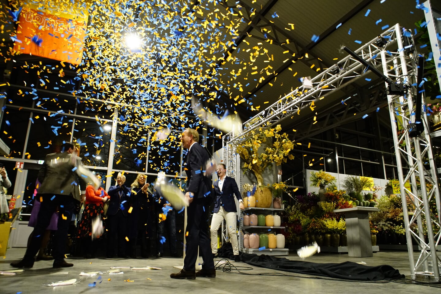 Met een feestelijke confetti-regen werd het Voordeel Tuincentrum geopend.