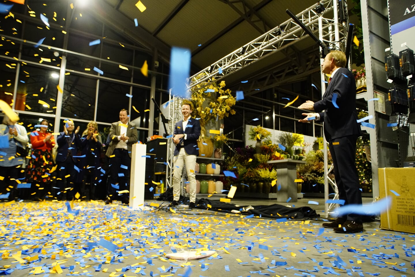 Met een feestelijke confetti-regen werd het Voordeel Tuincentrum geopend.
