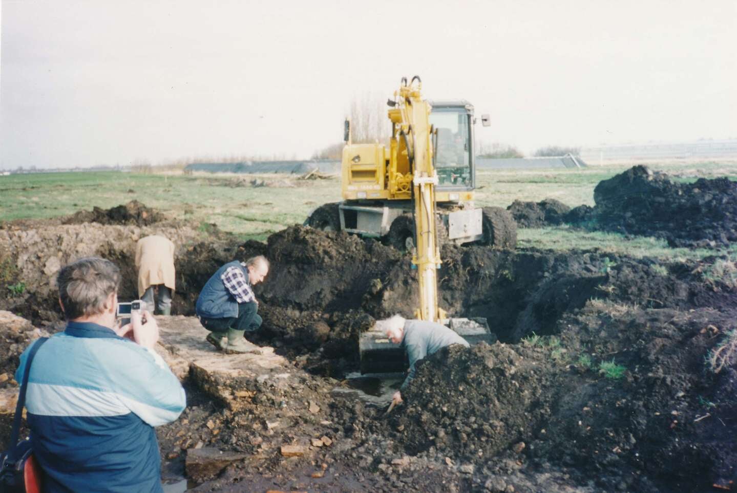 In 1999 maakt Arie Dekker foto’s van de opgraving naar molenfundamenten in de Eendragtspolder, waar later de Nesselande verrijst. (foto: beeldbank OZM)