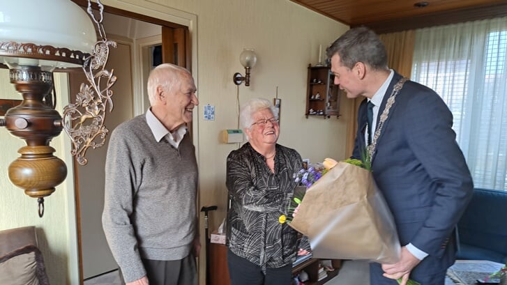 Felicitaties van de burgemeester aan het adres van het echtpaar dat het diamanten huwelijk viert.