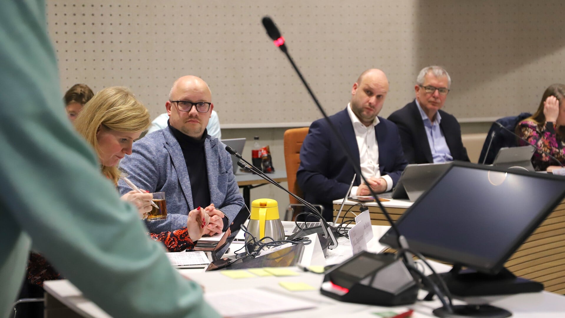 Wethouders Jan Willem Schuurman en Daan de Haas (rechts) en commissievoorzitter Benno de Ruiter (links)  luisteren naar een inspreker.
