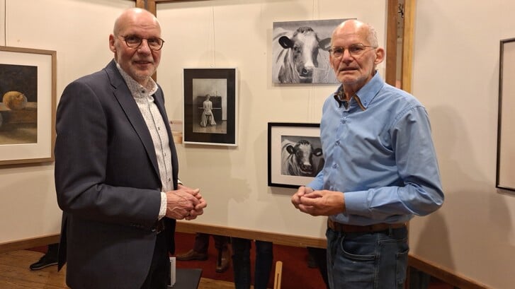 Gerrit (links) heeft een koeienfoto van Joop nageschilderd  met acrylverf. (tekst en foto: Annette van den Berg)