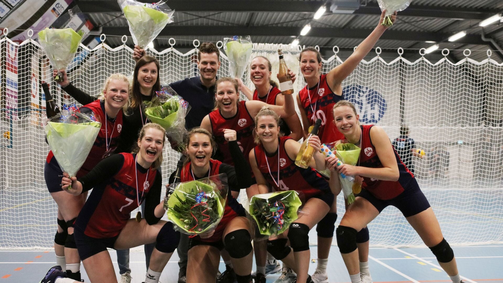 Dames 2 van ZVH werd zaterdag kampioen van de promotieklasse door een 4-0 zege op RVV. (foto: André Dirks)