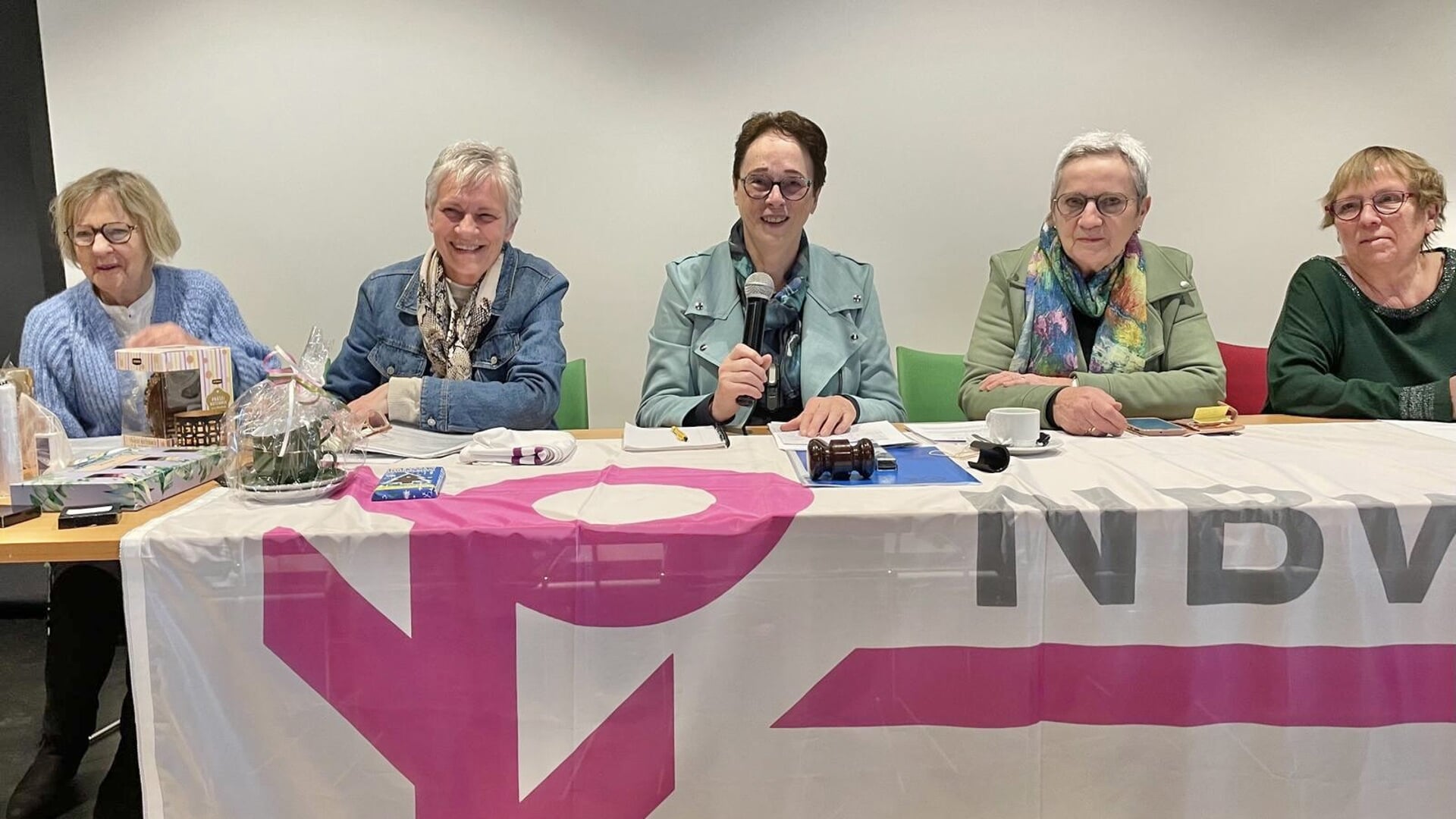 Het huidige bestuur van Vrouwen van Nu, afdeling Waddinxveen met in het midden Corry de Jong.