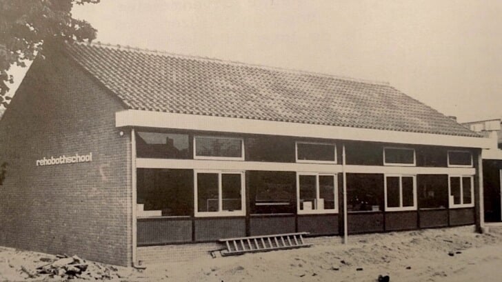 Het nieuwe schoolgebouw van de Rehobothschool, dat in 1978 in gebruik werd genomen. (foto: pr)
