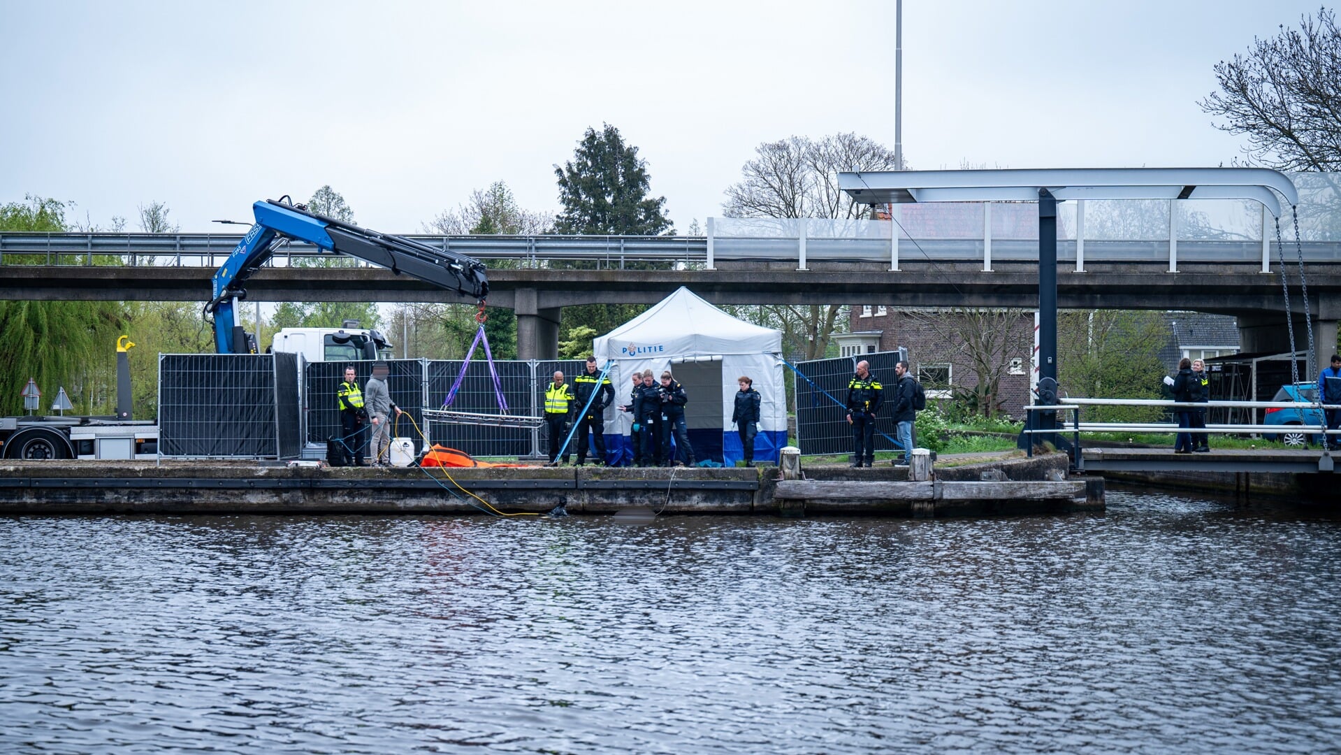 In de Gouwe is vanochtend het lichaam uit het water gehaald van de Waddinxveense man die al week was vermist. (foto: 112hm.nl/Josh Walet)