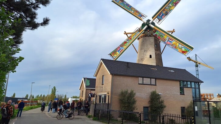De Moordrechtse Lallemanschool tekende voor de kleurrijke zeilen op de wieken van molen Windlust. (tekst en foto: Annette van den Berg)
