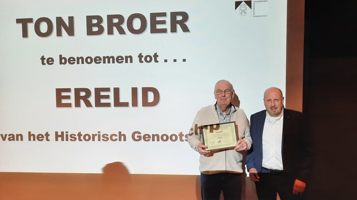 Ton Broer (links) werd tijdens de ledenvergadering door voorzitter van HGW Henk de Bas geroemd. 