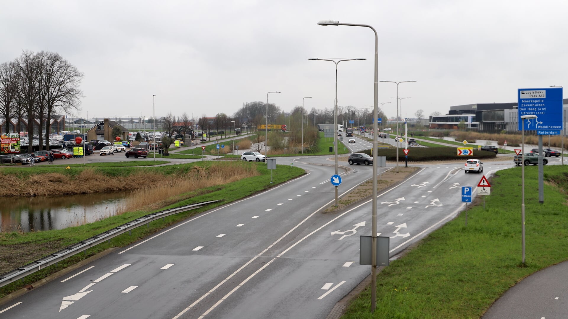 Door woningbouw wordt nog meer verkeer verwacht op de Bredeweg. (tekst en foto: Erik van Leeuwen)