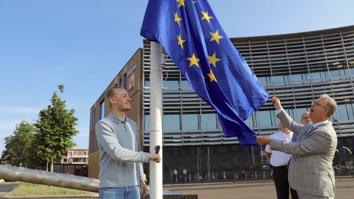 'Europa kan veel voor ons betekenen' zei Ryan Adriaanse, die samen met Han Weber de Europese vlag hees.