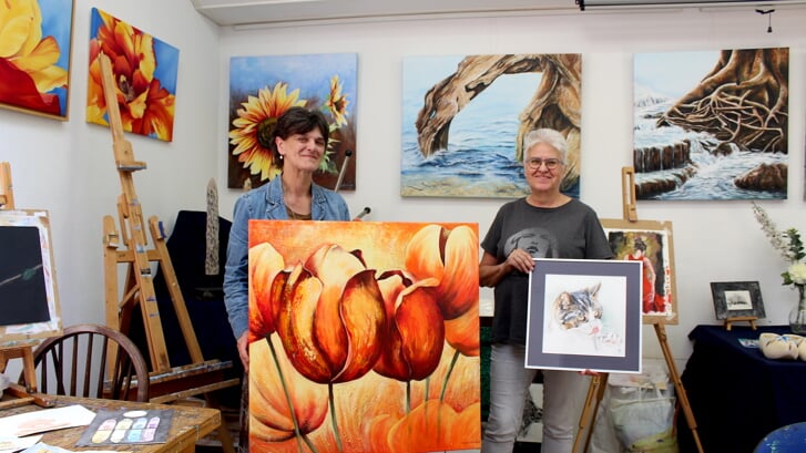 Ingrid Bovekerk-Van der Vlugt en Gerda Ligthart exposeerden bij Atelier Artistique in Moerkapelle. 