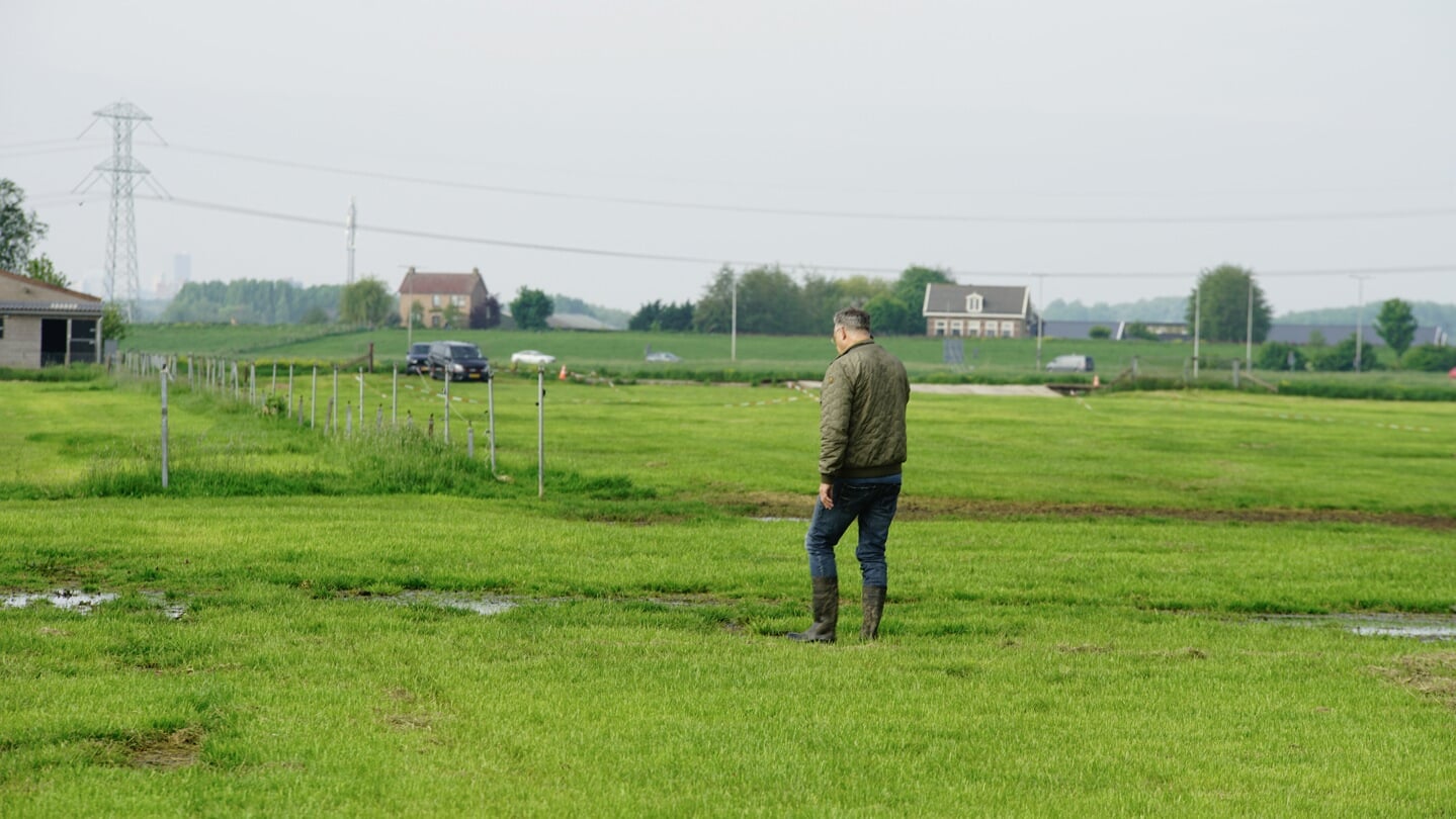 Organisator Henk Wooning bekijkt het terrein. Foto: Robbert Roos