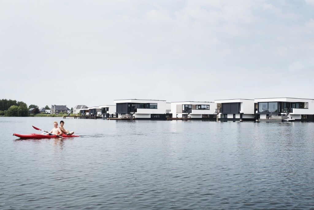 In Woerden zijn twaalf waterwoningen gerealiseerd, opgeleverd in 2016. (Foto: Jerry Knies)