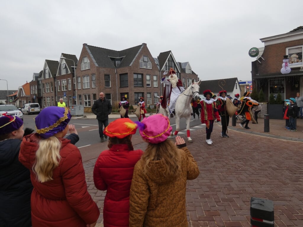 Sinterklaas stapte zaterdag Zuidplas binnen via 'het kruis' in Moerkapelle. (foto: Annette van den Berg) 
