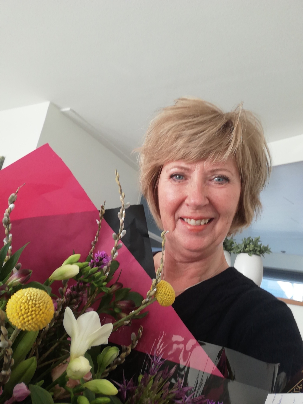 Sylvia Versluis is heel blij met de bos bloemen als blijk van waardering voor haar inzet voor de bridgesport.