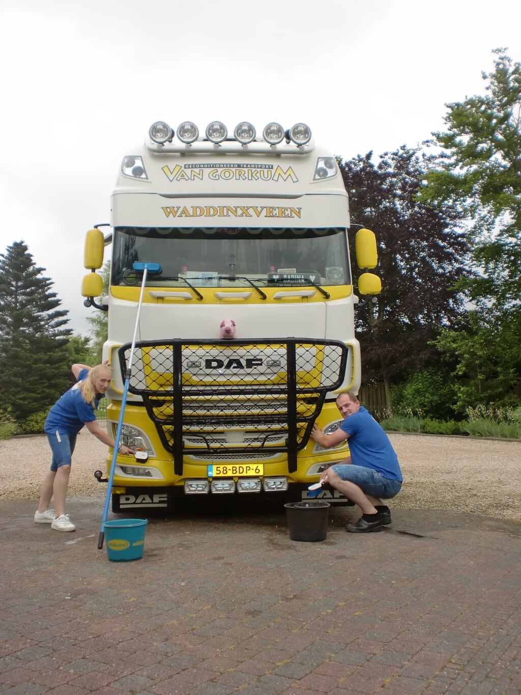 Sabina en Tim van Gorkum gaan trucks en auto's wassen voor het goede doel. 
