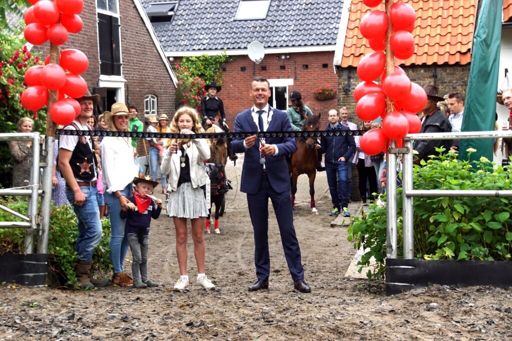 De kinderburgemeester en de burgemeester openden de ranch officieel. (foto: pr)