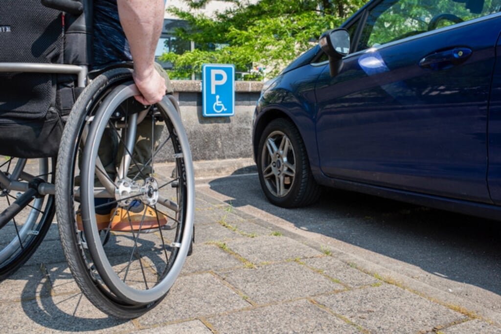 Een gehandicaptenparkeerkaart kan veel geld kosten.