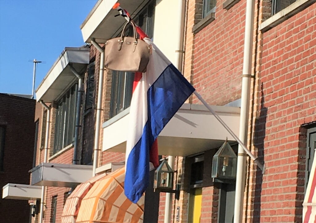 Vlaggen met tassen domineerden twee weken achter elkaar het straatbeeld. 