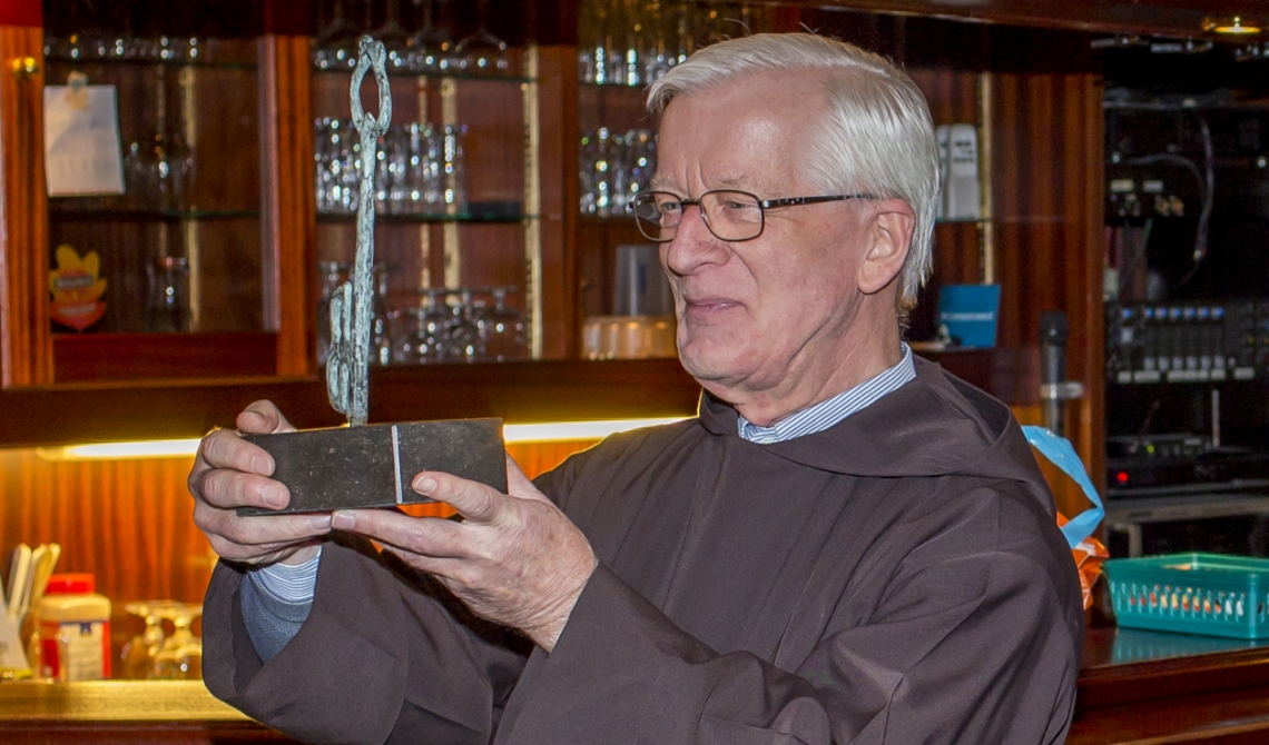 Hans de Visser toont de wisseltrofee die bij de Heemkundepluim hoort.