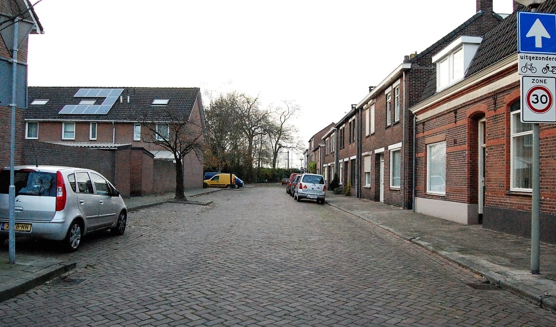 <p>Het eenrichtingsverkeer in de Spoorstraat wordt in ieder geval deels opgeheven, zodat bewoners niet meer via de Baroniestraat hoeven om te rijden.</p>