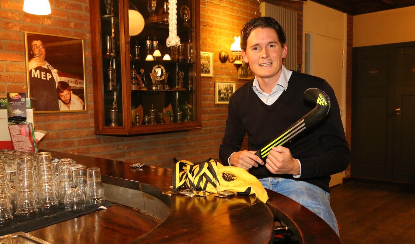 Tomas van Wanrooij vertelt  gepassioneerd over zijn sport in het bruin café van zijn eerste club, MEP.