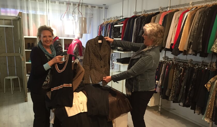 Annerie (l.) en Bertine van Dress for Success bekijken de kleding die ze kregen van Uniek Mode. (Foto: Uniek Mode)