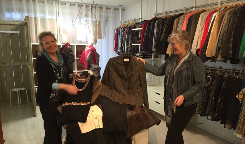 Annerie (l.) en Bertine van Dress for Success bekijken de kleding die ze kregen van Uniek Mode. (Foto: Uniek Mode)