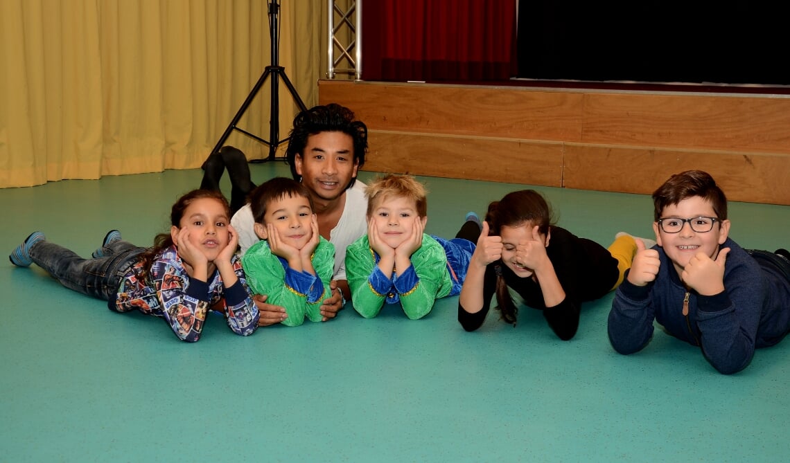 <p>Christian, te midden van kinderen van de Molenwijkschool (Archieffoto: Cock Stam)</p>