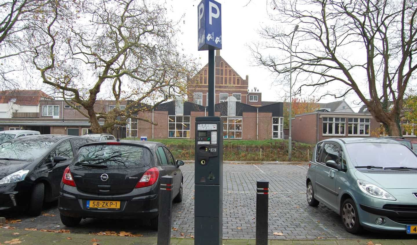 Het parkeerbeleid in het centrum wordt onder de loep genomen. Mogelijk wordt het betaald parkeren daarbij uitgebreid.