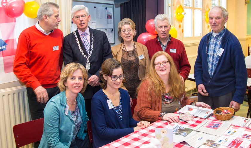 De initiatiefnemers van de Dorpstafel Gemonde te midden van burgemeester Pommer (v.l.n.r. met de klok mee): Jos Geerts, Netty Dankers, Ad Dankers, Ad Bruynel, Bertine Vorstenbosch, Debbie van Brandwijk, Femke Loos. | Fotonummer: dd2e86
