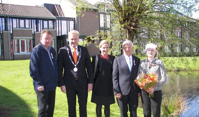 Anton van de Sande, burgemeester Mark Buijs, Christel Buijs, Jacques Habraken, Tonny Wagenaars-Vromans. | Fotonummer: 4012fe