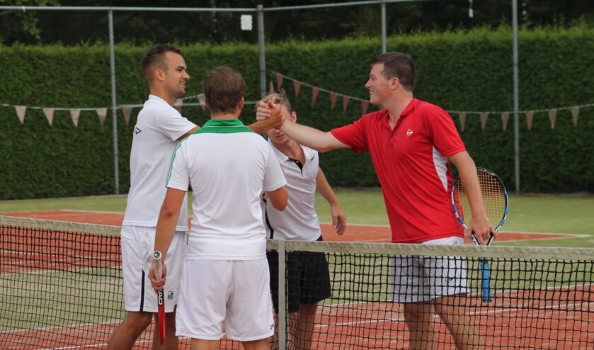 Finale Herendubbel 4 - Willem van Dijk en Jorn van den Braak - voorgrond - winnen in drie sets van Laurens Wisse en Wesley Kobussen - vlnr | Fotonummer: 63dfb9