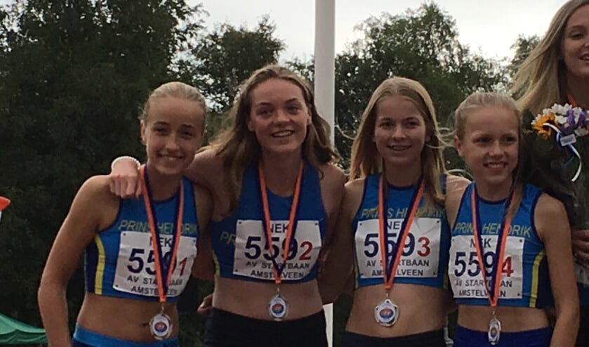Van links naar rechts: Sanne Diepen, Karlijn Bongenaar, Myrthe Kouwenberg en Emmy van den Berg. | Fotonummer: 95ead7