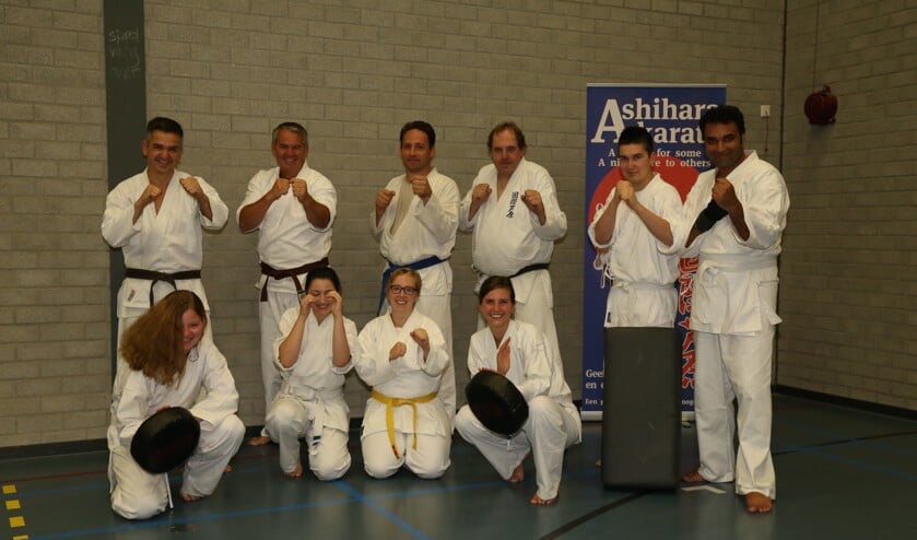 De trainingsgroep van 4Defence, met als tweede van links, bovenste rij, Petro. | Fotonummer: e89542
