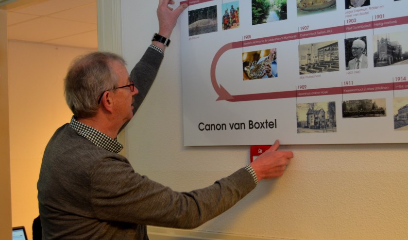 MUBO-secretaris Willem Van Vossen ziet erop toe dat het canon precies goed hangt. (Foto: Jan van der Steen)