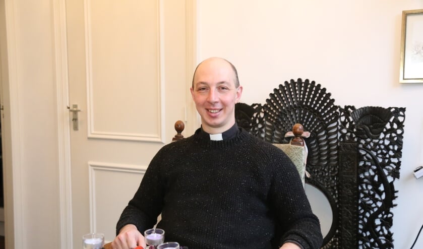 Kapelaan Geoffrey, in de studeerkamer van zijn bescheiden woonruimte in de parochie op Duinendaal in Boxtel. (Foto: Sander van Kasteren) | Fotonummer: 583faf