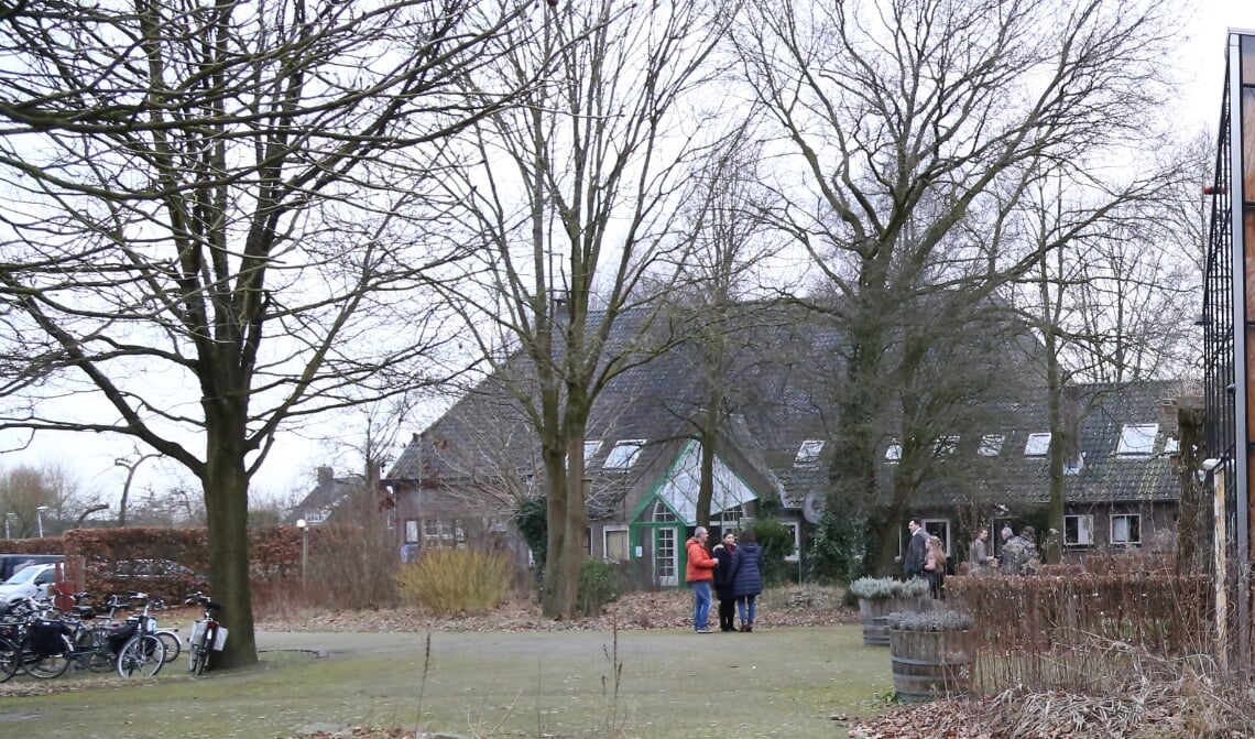 <p>De hoeve, van de achterkant bekeken.</p>