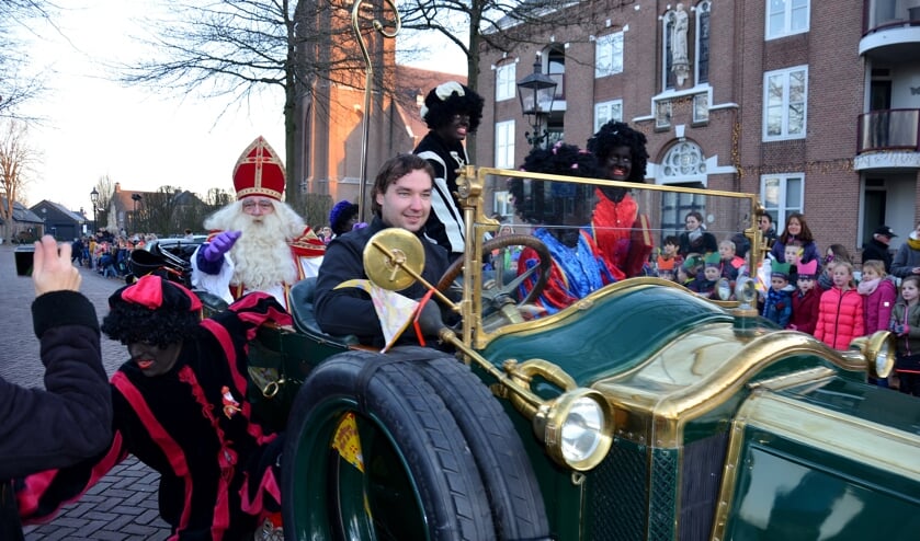 Jos van Genugten, hier in een oldtimer om een andere 'oldtimer' (Sinterklaas) door Liempde te loodsen. | Fotonummer: b2755a
