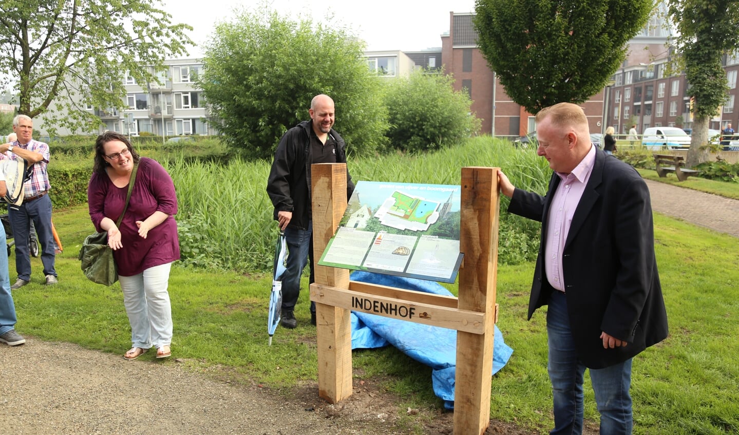 Van links naar rechts: winnares Petra van Esch, ambtenaar Hein Hoppenbrouwer en wethouder Eric van den Broek onthullen de naam van het centrumpark.