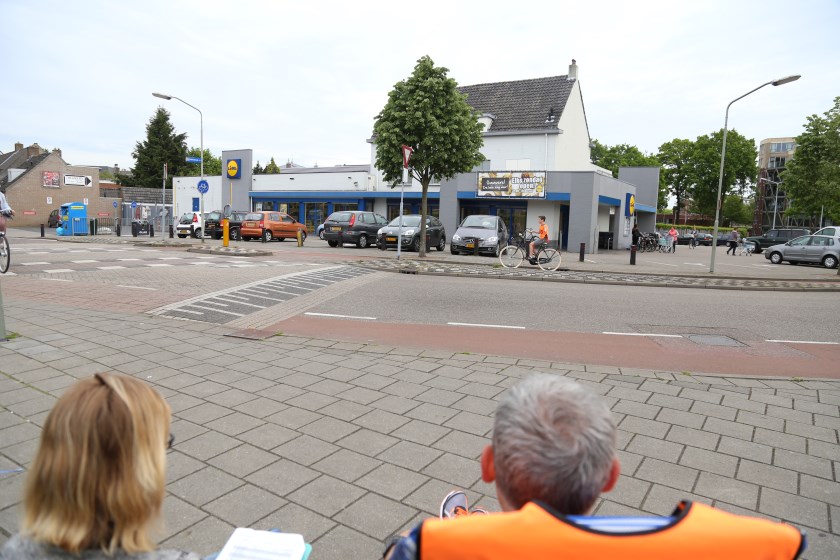 De oversteek aan de Fellenoord, waar iedere dag honderden JRL-leerlingen langs komen belooft nog drukker te worden als Aldi zich er ook vestigt. | Fotonummer: cfffda