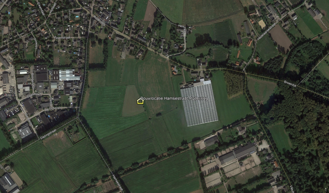 Het gebied waar de 109 woningen gerealiseerd worden, met rechts het kassencomplex.