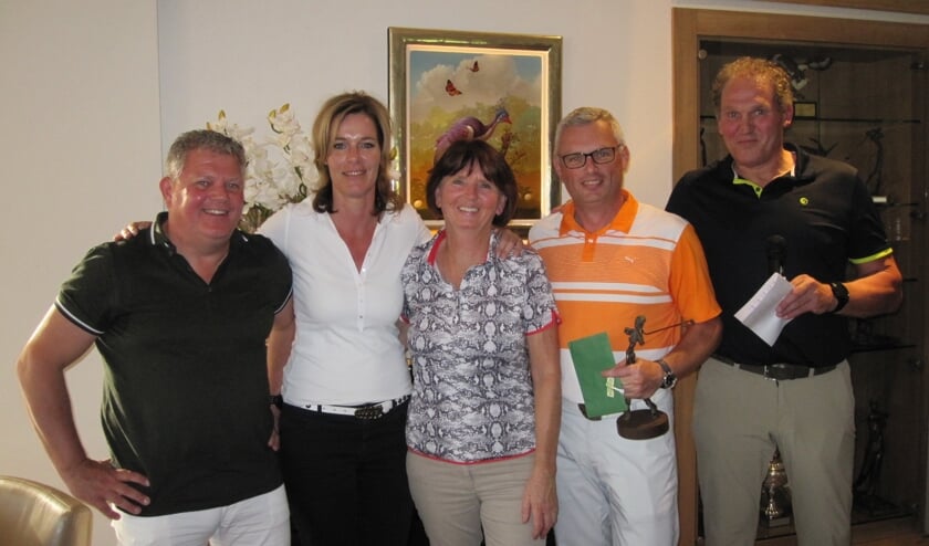 de winnaars samen met de aftredende organisatoren Adi van Wijk, Angelique Wagenaars en Albert Peijnenburg | Fotonummer: d2fa71