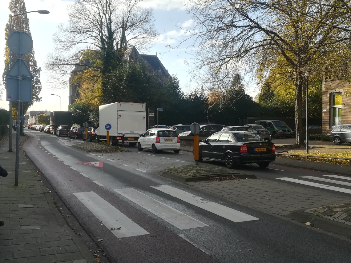 De Baroniestraat is één van de voorbeelden waarbij auto's en (schoolgaande) fietsers de weg moeten delen.