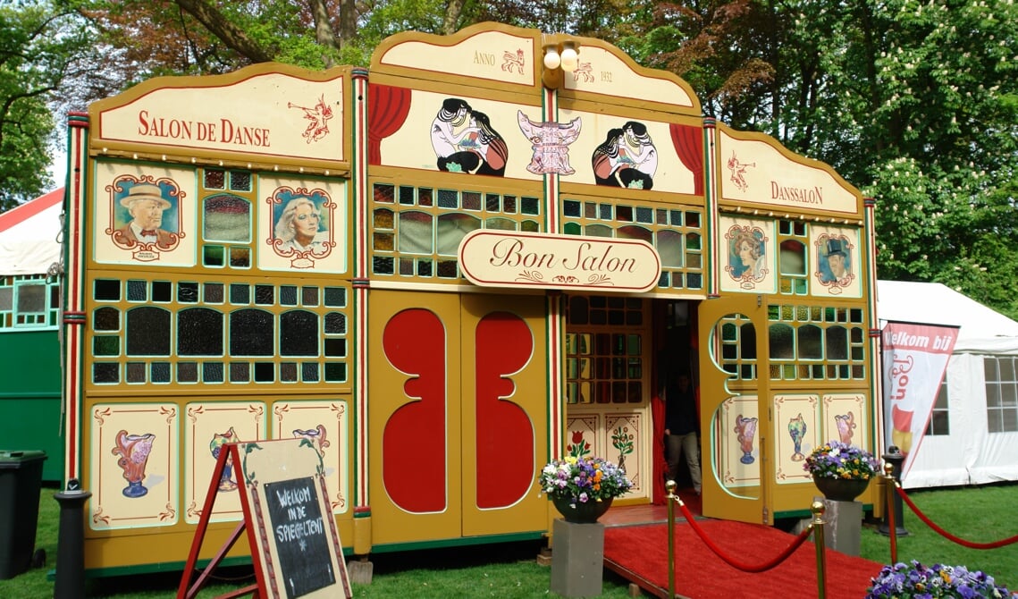 De spiegeltent zal ook dit jaar in kasteelpark Stapelen neerstrijken. Eigenaar Cees de Wildt hoopt dat die traditie ook wordt voortgezet als de tent een andere eigenaar heeft. (Foto: Willemijn Wijdenes)
