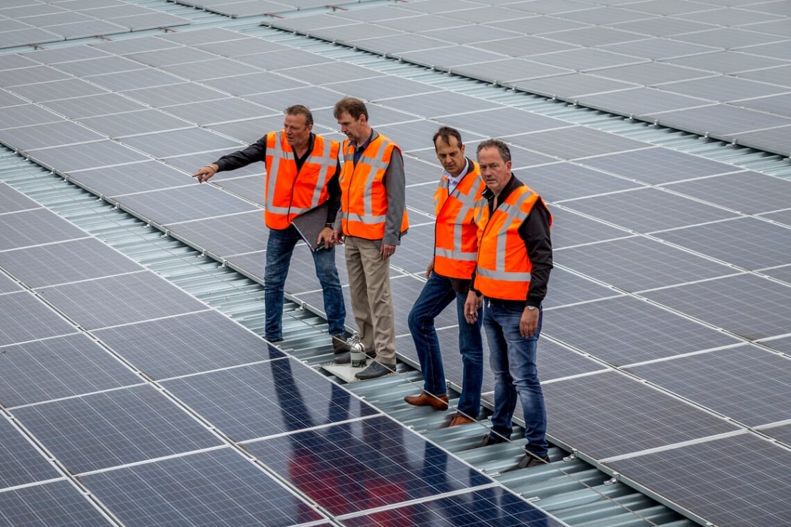 <p>Voormalig wethouder Peter van der Wiel (tweede van links) zette de afgelopen jaren de energietransitie in werking, zoals hier na de aanleg van zonnepanelen op het dak bij Reijnders. Zijn partijgenoot en opvolger Désiré van Laarhoven wil de aanleg van zonnepanelen nu versnellen.</p>