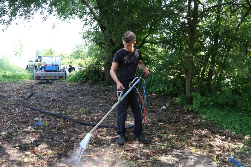 Oxalis-medewerker Mathijs van Vught in de weer met de machine. | Fotonummer: 26f024